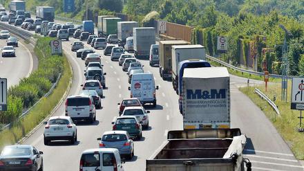 Stau, wohin man blickt, vor allem in den Sommermonaten: Warum lieben die Deutschen ihr Auto nur so sehr?