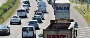 Stau, wohin man blickt, vor allem in den Sommermonaten: Warum lieben die Deutschen ihr Auto nur so sehr?