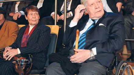 War ihm immer eine Hilfe. Ruth Loah im März 2011 mit Helmut Schmidt im Fernsehstudio des NDR. Die beiden kennen sich seit 1955. Sie organisierte Wahlkampf für ihn, schrieb mit ihm Bücher, hütete sein Privatarchiv und stand ihm immer sehr nahe. 