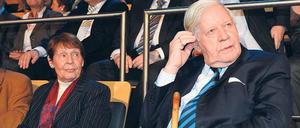 War ihm immer eine Hilfe. Ruth Loah im März 2011 mit Helmut Schmidt im Fernsehstudio des NDR. Die beiden kennen sich seit 1955. Sie organisierte Wahlkampf für ihn, schrieb mit ihm Bücher, hütete sein Privatarchiv und stand ihm immer sehr nahe.