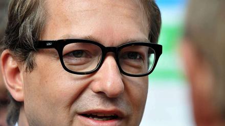 CSU-Generalsekretär Alexander Dobrindt wirft dem Präsidenten der Europäischen Zentralbank, Mario Draghi, vor, italienische Interessenpolitik zu verfolgen.