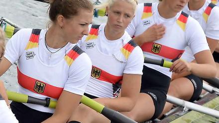 Abgang ohne Worte. Nadja Drygalla (2.v.l.) reiste am Freitag aus London ab, nachdem ihre Beziehung zu einem NPD-Politiker öffentlich geworden war.