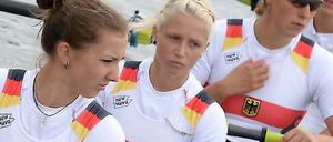 Abgang ohne Worte. Nadja Drygalla (2.v.l.) reiste am Freitag aus London ab, nachdem ihre Beziehung zu einem NPD-Politiker öffentlich geworden war.