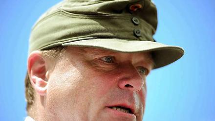 Entwicklungsminister Dirk Niebel (FDP) hat seine Mütze wieder eingepackt. Er ist am Montag zum 18. Mal in seiner Amtszeit nach Afrika aufgebrochen. Das Foto zeigt ihn bei einem Besuch in Tansania. Diesmal führt ihn seine Reise aber nach Westafrika, nach Sierra Leone und Burkina Faso. 