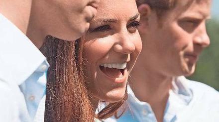 Hier feiern die Royals. Die Prinzen William (links) und Harry umrahmen Kate. Foto: dapd