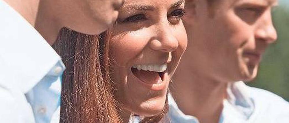Hier feiern die Royals. Die Prinzen William (links) und Harry umrahmen Kate. Foto: dapd