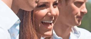 Hier feiern die Royals. Die Prinzen William (links) und Harry umrahmen Kate. Foto: dapd