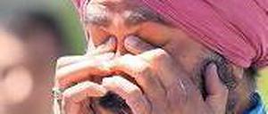 Ein Sikh vor dem überfallenen Gemeindezentrum.