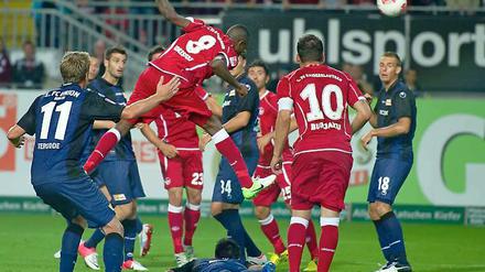 Durcheinander im Strafraum. Hier triftt Mo Idrissou für Kaiserslautern.