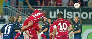 Durcheinander im Strafraum. Hier triftt Mo Idrissou für Kaiserslautern.