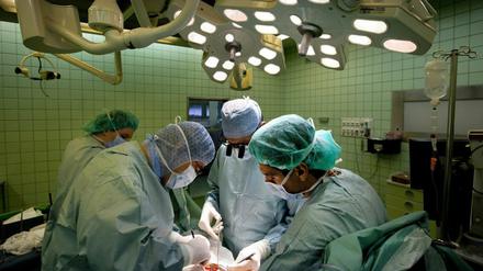 In guten Händen? Der Präsident der Bundesärztekammer, Frank Ulrich Montgomery, hält gar nichts davon, dem Staat mehr Kontrolle im Transplantationsgeschäft zu überlassen. Die Kompetenz liege schließlich bei den Ärzten.