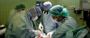 In guten Händen? Der Präsident der Bundesärztekammer, Frank Ulrich Montgomery, hält gar nichts davon, dem Staat mehr Kontrolle im Transplantationsgeschäft zu überlassen. Die Kompetenz liege schließlich bei den Ärzten.