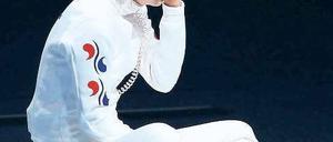 Das chinesische Schwimmwunderkind Ye Shiwen räumte schon als Neunjährige Medaillen ab, wie ein Blick in das Familienfotoalbum zeigt (oben). Die Südkoreanerin Shin A-Lam wurde durch ihre Tränen nach dem verlorenen Fechtkampf mit Britta Heidemann berühmt. Fotos: Reuters, AFP