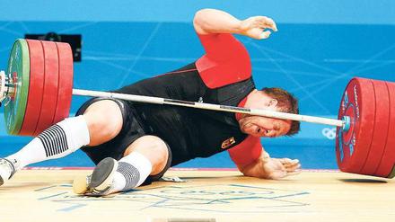 Schwerer Sturz. Matthias Steiner lässt eine 196-Kilo-Hantel fallen. Foto: Reuters