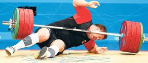 Schwerer Sturz. Matthias Steiner lässt eine 196-Kilo-Hantel fallen. Foto: Reuters