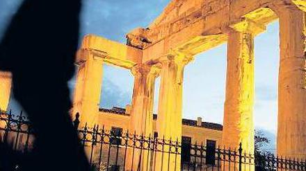 Ein Schatten seiner selbst. Die Ratingagentur Standard &amp; Poor’s senkte ihren Ausblick für die Kreditwürdigkeit Griechenlands von „stabil“ auf „negativ“. Foto: dapd