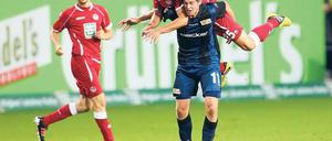 Aufgebockt. Unions Simon Terodde nimmt Kaiserslauterns Anthar Yahia beim Kopfballduell auf die Schulter. Foto: Stefan Hupe