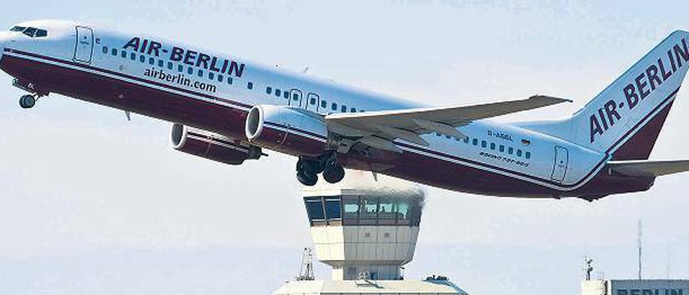 Neue Freiheit für Kapitäne. Die Lotsen an den Flughäfen Tegel und Schönefeld geben den Piloten teilweise früher die Erlaubnis, beim Start von den üblichen Routen abzudrehen – und das in deutlich geringerer Höhe als vorgeschrieben. Auch um Treibstoff zu sparen und den CO2-Ausstoß zu minimieren, wie die Deutsche Flugsicherung zur Begründung angibt. 