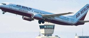 Neue Freiheit für Kapitäne. Die Lotsen an den Flughäfen Tegel und Schönefeld geben den Piloten teilweise früher die Erlaubnis, beim Start von den üblichen Routen abzudrehen – und das in deutlich geringerer Höhe als vorgeschrieben. Auch um Treibstoff zu sparen und den CO2-Ausstoß zu minimieren, wie die Deutsche Flugsicherung zur Begründung angibt.