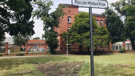 Der Platz der Weißen Rose in Berlin-Spandau, dahinter die ehemaligen britischen Kasernen.