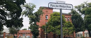 Der Platz der Weißen Rose in Berlin-Spandau, dahinter die ehemaligen britischen Kasernen.