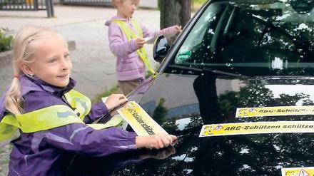 Und zack auf den Lack. Senatsdienstwagen müssen einiges ertragen. Foto: dpa