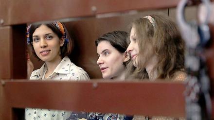 Die Mtlieder von Pussy Riot: Nadezhda Tolokonnikova (links), Yekaterina Samutsevich (Mitte) and Maria Aliokhina (rechts) im Gerichtssaal.