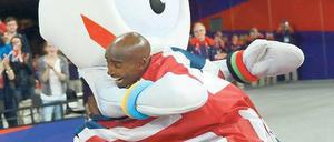 Der Union Jack ist immer dabei. Mo Farah feiert mit Maskottchen Wenlock. Foto: AFP