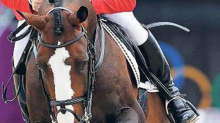 Nicht hoch genug. Marcus Ehning leistete sich zwei Abwürfe. Foto: Reuters