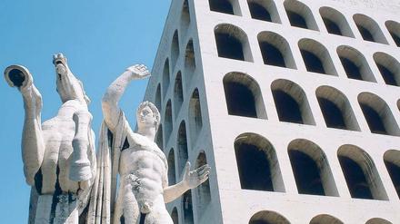Erbe des Faschismus. Die Weltausstellung 1942 fiel aus, gebaut wurde trotzdem; hier der Palazzo della Civiltà del Lavoro. 