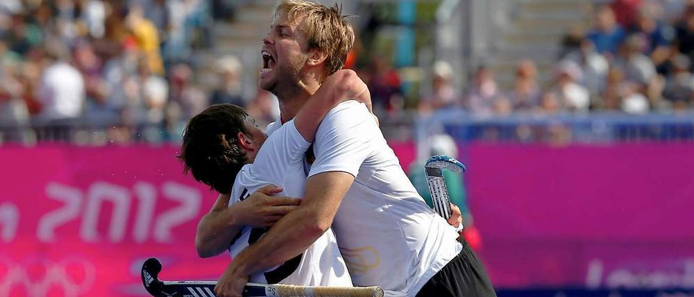 Moritz Fürste (r.) und Tobias Hauke bilden die deutsche Zwei-Mann-Hockeytraube.