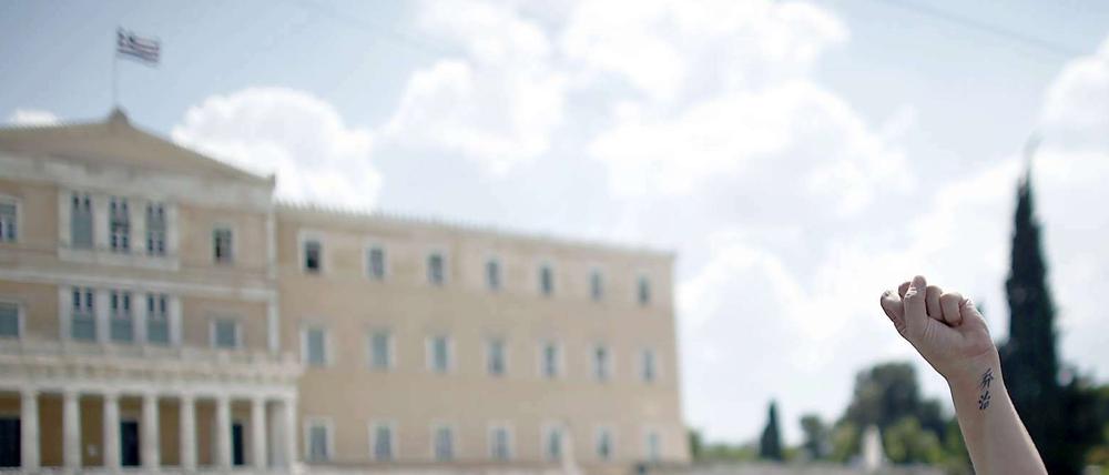 Mit erhobener Faust. Schon jetzt kommt es in Griechenland zu politischen Unruhen. Die Folgen eines Euro-Ausstiegs kann niemand absehen.