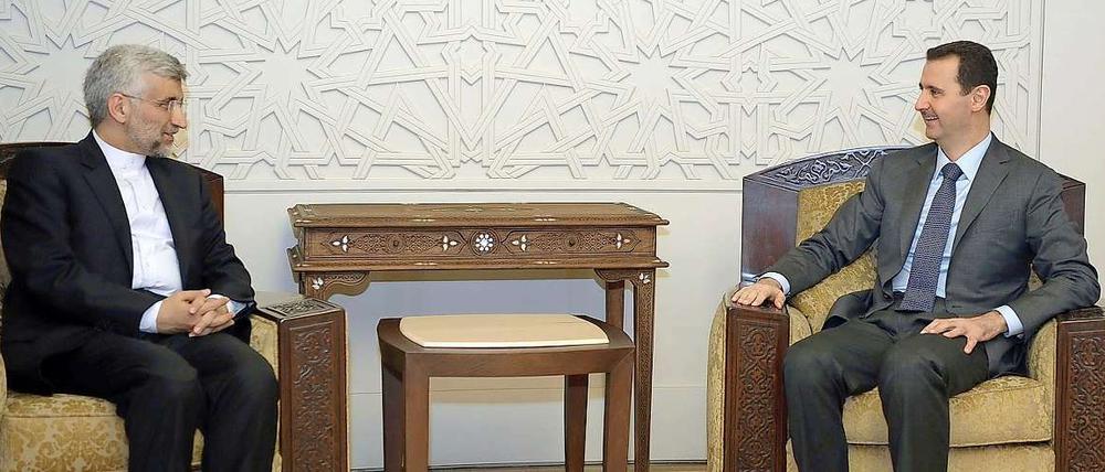 Das syrische Staatsfernsehen zeigte am Dienstag Aufnahmen des syrischen Präsidenten Baschar al Assad (rechts) mit dem iranischen gesandten Said Dschalili.