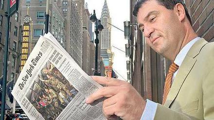 New York, New York. Bayerns Finanzminister Markus Söder vor dem Chrysler Building. Das erinnert ein wenig an einen anderen CSU-Hoffnungsträger: Karl-Theodor zu Guttenberg hatte einst auch einen legendären Fototermin im Big Apple. Foto: Jörg Koch/dapd