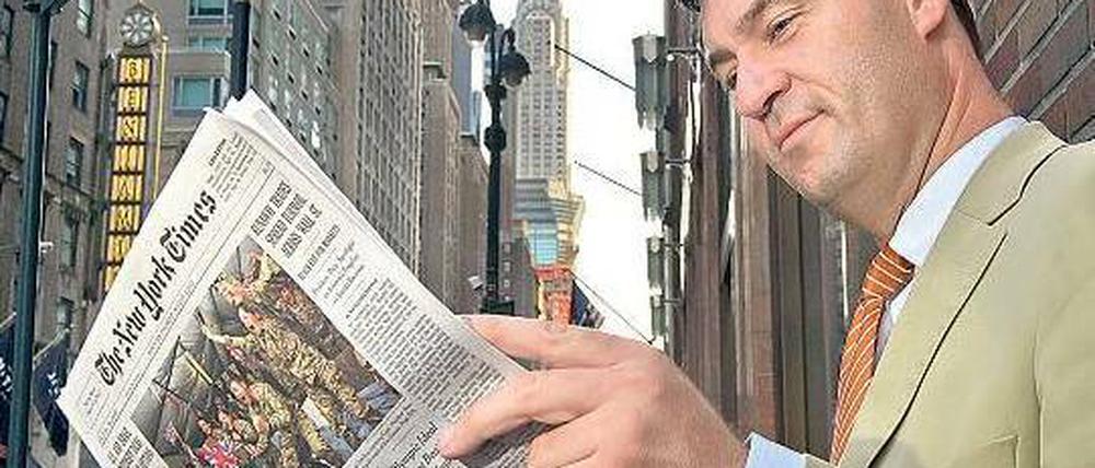 New York, New York. Bayerns Finanzminister Markus Söder vor dem Chrysler Building. Das erinnert ein wenig an einen anderen CSU-Hoffnungsträger: Karl-Theodor zu Guttenberg hatte einst auch einen legendären Fototermin im Big Apple. Foto: Jörg Koch/dapd