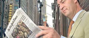 New York, New York. Bayerns Finanzminister Markus Söder vor dem Chrysler Building. Das erinnert ein wenig an einen anderen CSU-Hoffnungsträger: Karl-Theodor zu Guttenberg hatte einst auch einen legendären Fototermin im Big Apple. Foto: Jörg Koch/dapd