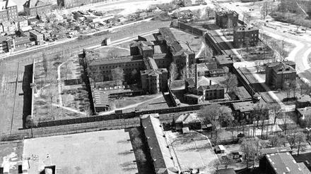 70er Jahre, das Kriegsverbrechergefängnis – heute steht hier „Kaufland“. Rechts oben die Melanchthonkirche, darunter der heutige „Platz der Weißen Rose“. 
