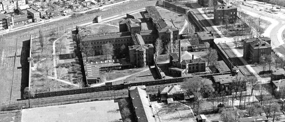 70er Jahre, das Kriegsverbrechergefängnis – heute steht hier „Kaufland“. Rechts oben die Melanchthonkirche, darunter der heutige „Platz der Weißen Rose“.