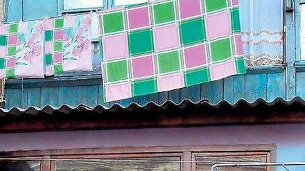 Auf Tuchfühlung. Mancherorts ist es üblich, die Wäsche zum Trocknen vors Fenster zu hängen. 