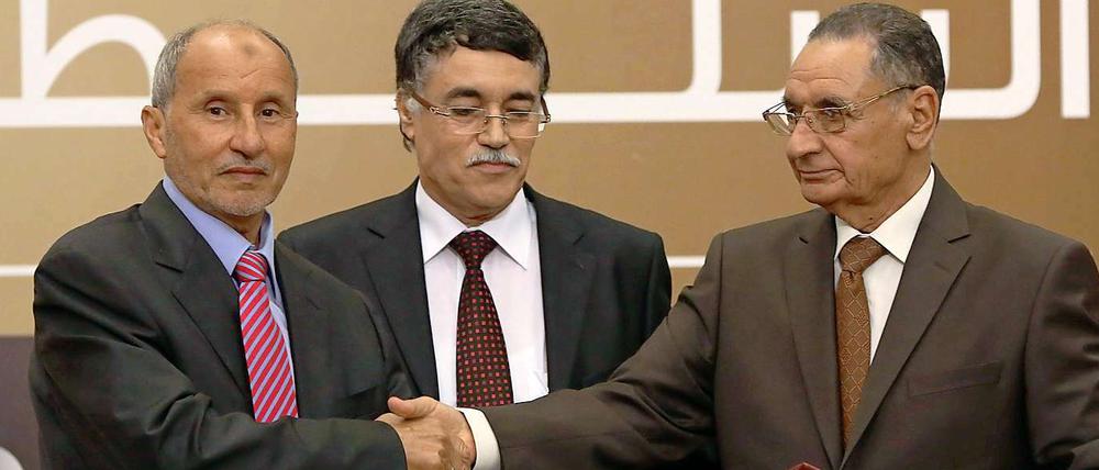 Ein feierlicher Handschlag beendete am Mittwochabend formell die 40-jährige Diktatur in Libyen. Mustafa Abdul Dschalil, der Vorsitzende des Übergangsrats, übergab den Vertretern der libyschen Judikative (Kamal Edhan) und Exekutive (Mohammad Ali Sulayem) die Macht.