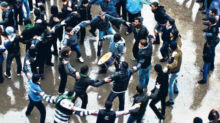 Hand in Hand. Ziad Homsi fotografierte Demonstranten beim Dabke, einem traditionellen arabischen Tanz. 