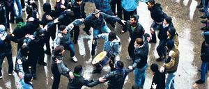 Hand in Hand. Ziad Homsi fotografierte Demonstranten beim Dabke, einem traditionellen arabischen Tanz. 