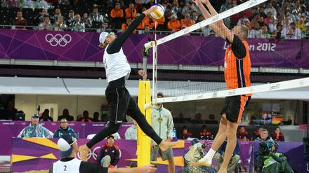 Höhenflug. Im Halbfinale besiegten Brink (Mitte) und Reckermann das holländische Duo Nummerdor/Schuil – im Finale warten nun die Weltmeister Cerutti/Rego aus Brasilien.