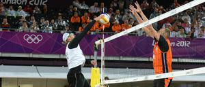 Höhenflug. Im Halbfinale besiegten Brink (Mitte) und Reckermann das holländische Duo Nummerdor/Schuil – im Finale warten nun die Weltmeister Cerutti/Rego aus Brasilien.