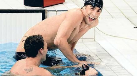 „Ich denke, jeder pinkelt in den Pool.“ Schwimmstar Michael Phelps, hier mit Ryan Lochte nach dem 200-Meter-Lagen-Sieg.