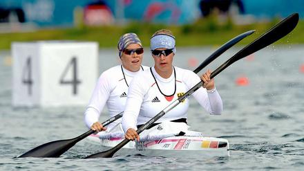 Franziska Weber (vorne) und Tina Dietze holen Gold für Deutschland im Zweier-Kajak.
