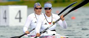 Franziska Weber (vorne) und Tina Dietze holen Gold für Deutschland im Zweier-Kajak.