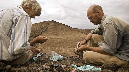 Frühmenschen-Mosaik. Die Paläontologen Meave Leakey (links) und Fred Spoor bei Ausgrabungen am Turkana-See in Kenia.