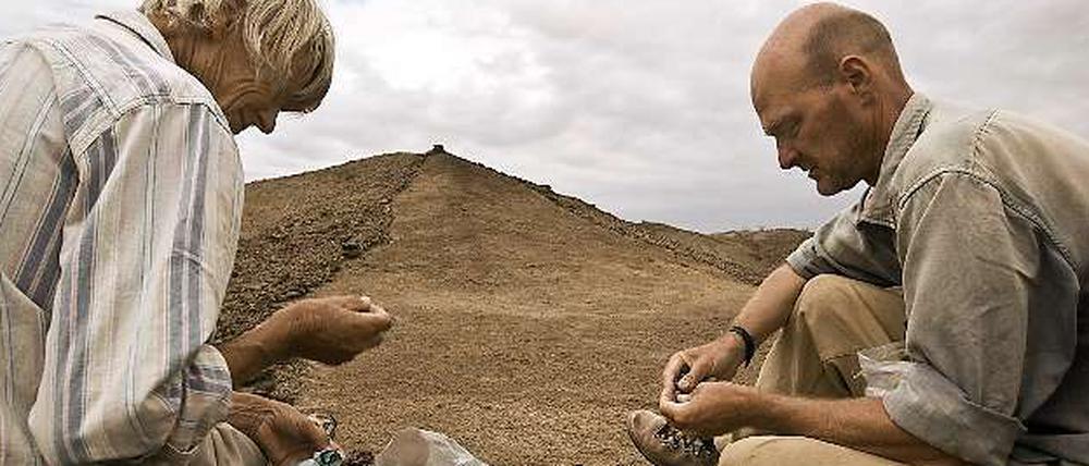 Frühmenschen-Mosaik. Die Paläontologen Meave Leakey (links) und Fred Spoor bei Ausgrabungen am Turkana-See in Kenia. 