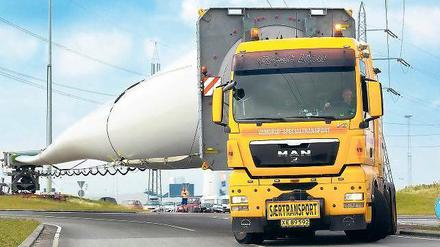 Mammutprojekt. Die Kosten steigen, die Anlagen auch. Dieser Tage fuhr Siemens das längste Wind-Rotorblatt der Welt durch Dänemark zu einem Kunden.